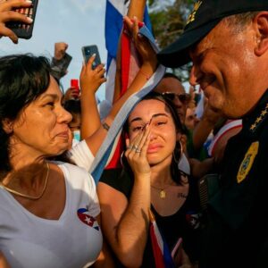 Estados Unidos, Florida: Comisionados de Miami cuestionan a jefe policial Acevedo en reunión especial