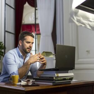 Rompiendo patrones morales: Eduardo Leite, homosexual declarado representa tercera vía entre Lula y Bolsonaro: «Los dos polarizan Brasil»
