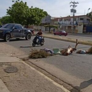 Hecho en socialismo: En Maracaibo, vecinos de Puntica de Piedra cierran avenida en protesta por más de 100 HORAS SIN ELECTRICIDAD
