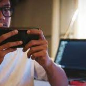 Venezolanos apuestan a videojuegos basados en criptomonedas para paliar la crisis