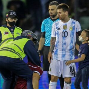 Un niño venezolano burla la seguridad y corre mucho para abrazar a Messi Vea vídeos