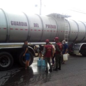 En tobos y ollas recogen agua habitantes de Barinitas