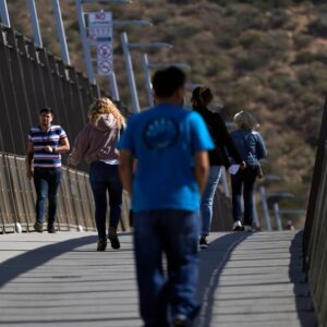 La columna de Oppenheimer: No caigas en las mentiras del partido Republicano ¿Invasión de indocumentados con carteras Gucci?