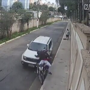 Vengador anónimo arrolla a dos delincuentes y evita atraco a una pareja VEA Vídeo (Imágenes fuertes)