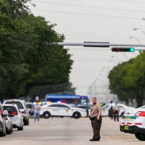 Sucesos: Dos oficiales de policía de Doral recibieron disparos en una avenida muy transitada
