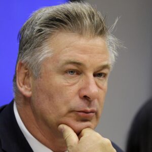 Según oficina del Sheriff: Baldwin disparó en el set de una película que mató a una mujer