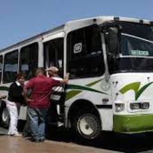 Exhortan a los Alcaldes, a los gremios de transportistas y a las autoridades competentes a mantener como tarifas del pasaje urbano: Bs. 0,50