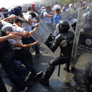 Atentos: El chavismo disfraza sus torturas y abusos para recibir al fiscal del TPI