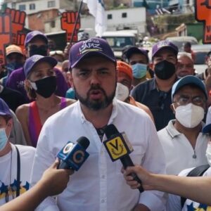 Desde el Barrio el 70 de El Valle, Ecarri decretará emergencia sanitaria en Caracas: “Basta de recoger la basura con sabanas” dijo