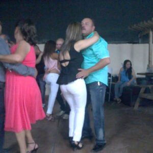 Madre parrandera es detenida por encerrar a sus hijos en casa para irse de fiesta