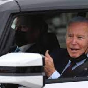 Biden, el veloz en la inauguración de una planta de camionetas eléctricas de General Motors