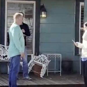 Vídeo muestra a hombre de Texas disparando contra el ex de su pareja (imágenes fuertes)