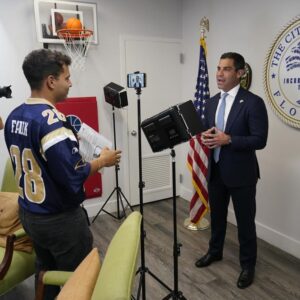 Estados Unidos: El alcalde de Miami busca un segundo mandato mientras aumenta su perfil nacional