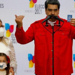 Murió el amor: Maduro llama «enemigos» y «espías» a observadores electorales de la UE