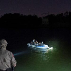 Denuncian que migrantes venezolanos detenidos en Texas son tratados como criminales