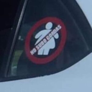 En México, un taxista anuncia «No subo gordas»: el mensaje gordofóbico por el que un tachero fue multado