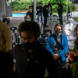 Alerta: Los síntomas de la variante Omicron son «inusuales pero leves», dice un médico sudafricano