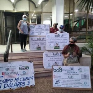 Maracaibo: Usuarios se encadenan frente a la sede del BOD