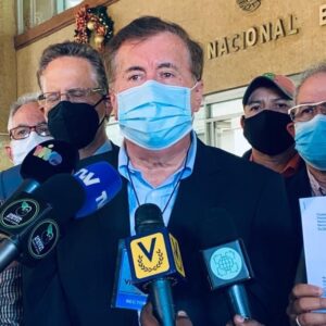 Nicmer Evans y César Pérez Vivas denuncian ante el CNE parámetros del reglamento del RR que limitan el derecho a revocar de los venezolanos