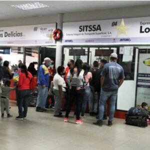 Caraqueños madrugan para conseguir pasajes para el interior del país