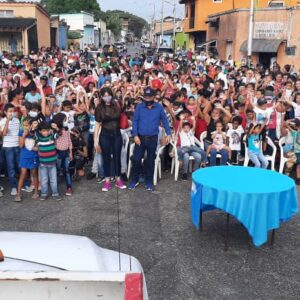 Adolfo Superlano lleva la alegría a la chiquillería en esta navidad en Barinas