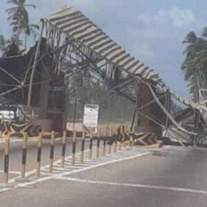 Todo se derrumbó: Colapsan instalaciones del peaje de la entrada de Tucacas