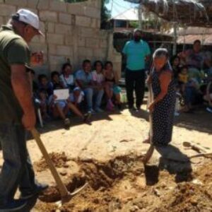 Zulia: Antes de que lo enterraran en su casa, Gobernador Electo Manuel Rosales intervino y resolvió el problema Vea Vídeo