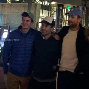 #AndrewGarfield y #TobeyMaguire después de la función a la que se filtraron en escondidas para ver #SpiderManNoWayHome 🕷