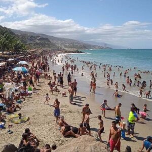 En total desacato o exigencia de las normas contra el covid-19: Bañistas se dieron el primer chapuzón del año en playas de La Guaira Venezuela