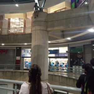 Otra joven más: Intentan lanzarse al vacío en c.c. Caracas