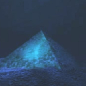 Hace años se descubrió una supuesta pirámide submarina de 60 metros de altura, base es de 8.000 metros cuadrados, longevidad  20.000 años y ubicada exactamente con la dada por Platón sobre la Atlántida.