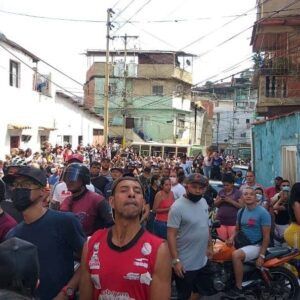 BAJAN LOS CERROS: Vecinos de José Félix Ribas de Petare y Palo Verde protestan contra presencia policial en la zona