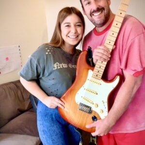 El sueño americano de la joven guitarrista venezolana: Ahora trabaja con el famoso Adam Sandler