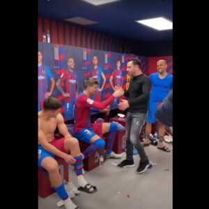 El Barcelona niega que haya censurado el saludo entre Xavi y Dembélé