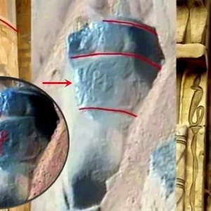 Antiguo petroglifo extraterrestre grabado en roca descubierto en Marte por Curiosity Rover