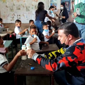 Con dos mil vasos de leche Ervins Rosales arrancó programa merienda escolar en Pulgar