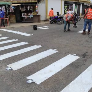 Alcaldía de Miranda, continúa con jornadas de rayado de avenidas e intersecciones viales en Los Puertos de Altagracia.