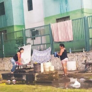 Vea como los «guaros» enfrentan la falta de agua en medio del desfile de Carnaval