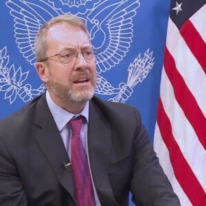 Embajador James Story a los venezolanos que cruzan el Darién: «Estados Unidos no los dejará entrar con los beneficios que están buscando»