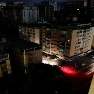 En casa de herrero…36 horas sin luz llevan vecinos de Miraflores