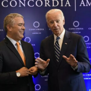 Cónclave Duque-Biden: Retornó lleno de medallas religiosas y una moneda especial para Colombia