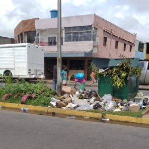 Ni Maduristas ni Guaidosistas resuelve la grave crisis en el oriente de Venezuela: Desempleo y bajos salarios tiene a guayaneses comiendo de la basura en las calles 