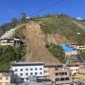 Tragedia en Perú: ladera de cerro se derrumba y sepulta 15 viviendas