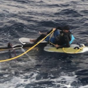 Desesperado inmigrante cubano que llegó en una tabla de surf a los cayos de Florida fue rescatado y recibe atención