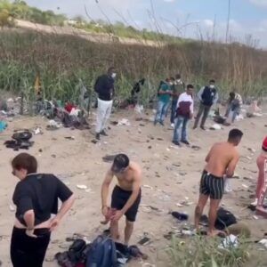 Después de cruzar el río, se cambian a ropa seca y dejan todo ahí: venezolanos cuando llegan a EEUU en busca del sueño americano