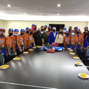 Gustavo Fernández comparte y apoya a los campeones de la pequeña liga de San Francisco y Sierra Maestra