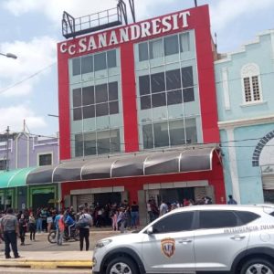 Zulia: Cansados de la «matraca» de policías del CICPC, comerciantes del centro de Maracaibo protestaron cerrando las vías Ver fotos y vídeo