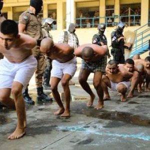 Cualquier parecido a campo de concentración Nazi es pura coincidencia: “Cárcel o muerte” advierte Bukele