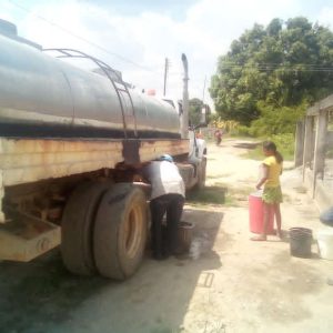 Alcaldía de Guanarito continúa supliendo necesidad de agua potable del barrio José Antonio Páez