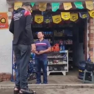 Cualquiera no calza los zapatos de este venezolano con el pie más grande del mundo